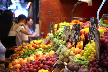 水果市场，水果种类繁多