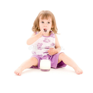 喝酸奶的小女孩