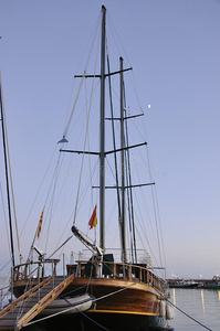 老式纵帆船。