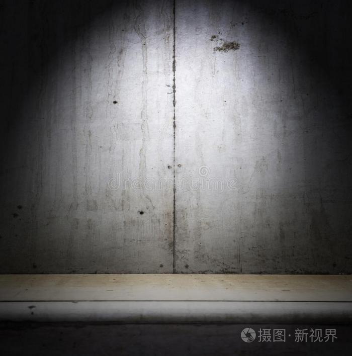 令人毛骨悚然的走廊楼梯寂静的夜晚灯泡黑暗的走廊蓝色混凝土房石架子