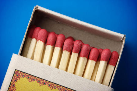 盒子里蓝色背景的红色火柴棒图片