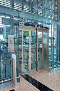 机场大楼玻璃电梯大堂图片