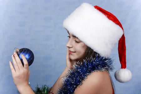 戴着圣诞装饰帽的女孩。