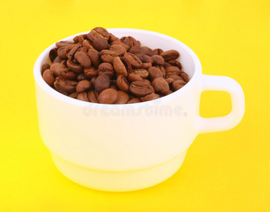 白碗咖啡豆
