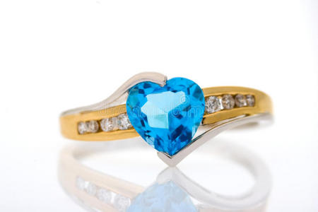 蓝宝石心形金钻戒指图片