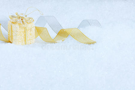 雪地上的圣诞装饰品