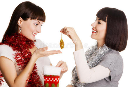 两个年轻女子拿出圣诞礼物