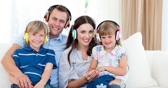 带着耳机听音乐的微笑家庭