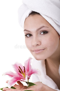 头戴毛巾手拿鲜花的女孩。