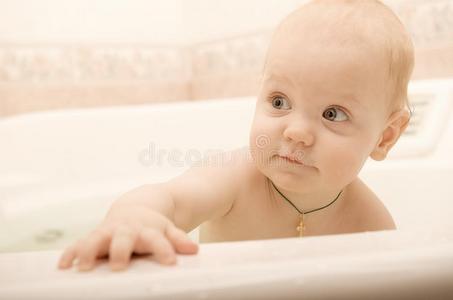 孩子想在浴缸里站起来