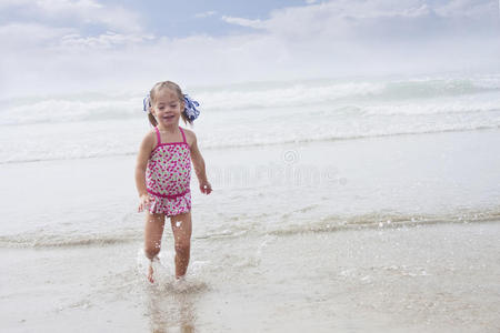在海里玩耍的小女孩