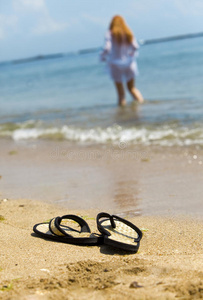 沙滩拖鞋和海洋女孩