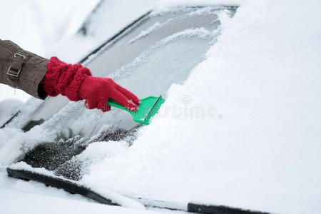 清除挡风玻璃上的冰雪