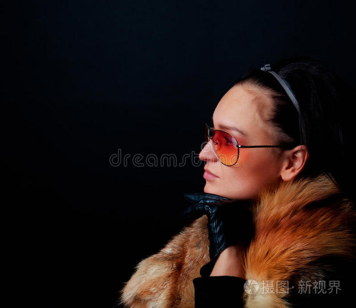 垂头丧气的模特儿