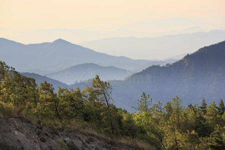 雾蒙蒙的晨曦，山景