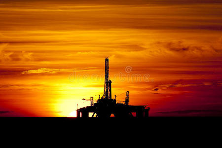 日落时分的石油钻机