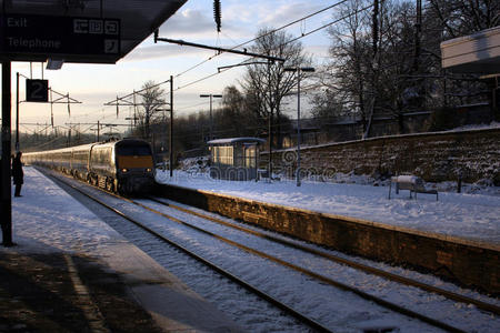 积雪的火车站台图片