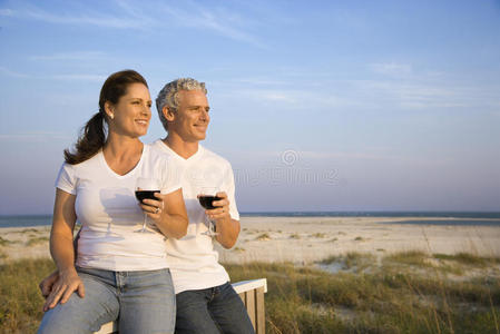 在海滩上喝酒的夫妇