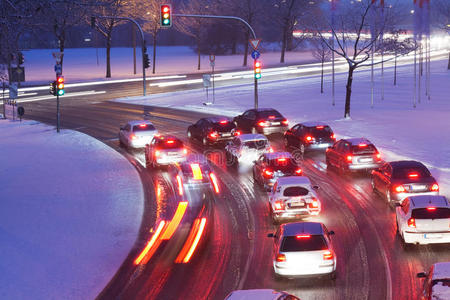 在雪地上开车