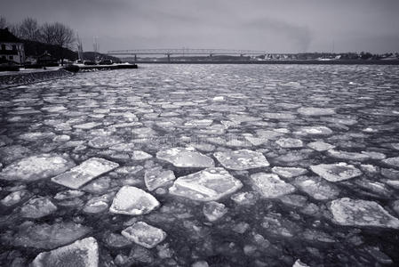 旧桥碎冰