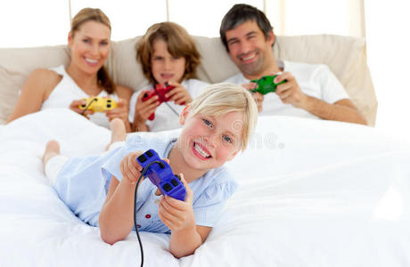 小女孩和家人玩电子游戏图片