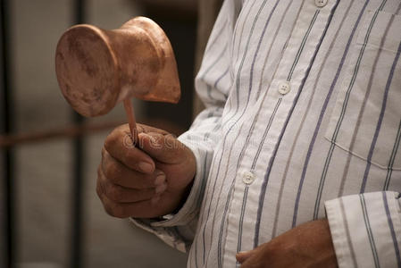 手握铜壶的工匠图片