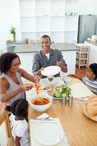 美国黑人家庭聚餐