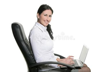 黑发商务女性打字坐笔记本电脑