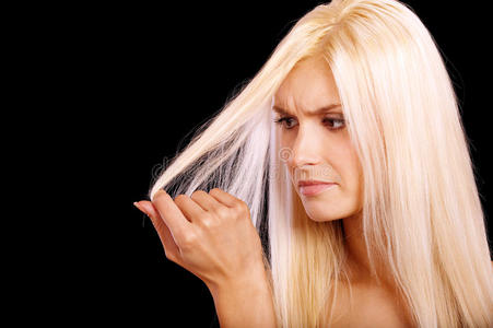 迷人的金发女人不喜欢脆弱的头发