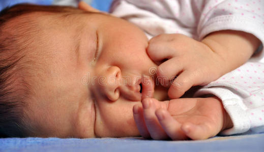 新生女婴睡觉