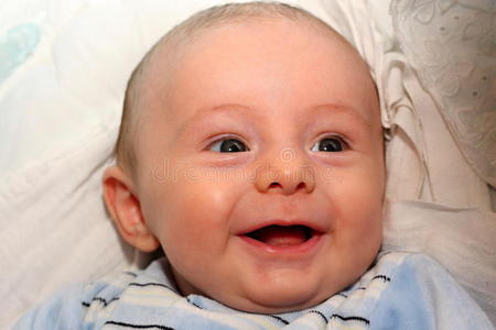 微笑的男婴