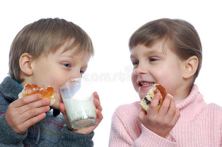 孩子们午餐喝牛奶图片