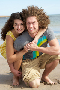 年轻夫妇在海滩上玩得开心