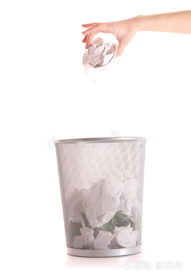 有人把垃圾放在垃圾桶里