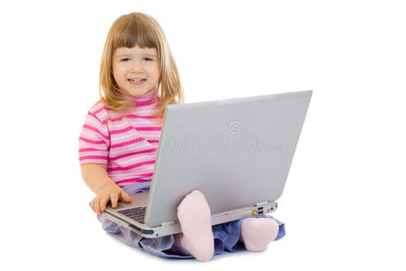带笔记本电脑的微笑小女孩
