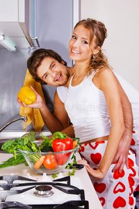 厨房里的年轻浪漫夫妇