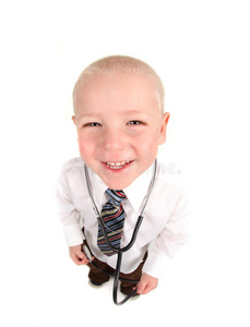 带着听诊器微笑的儿童医生图片