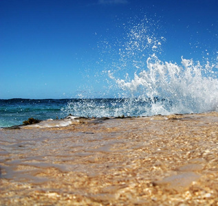 海浪溅到海滩上