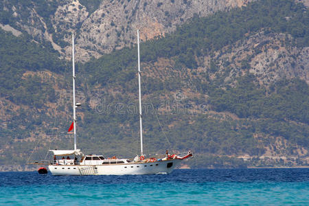 土耳其海岸山上的游艇