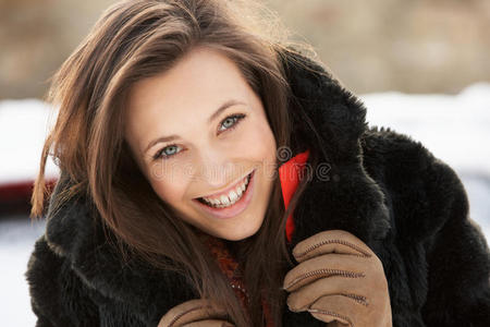 雪景中穿裘皮大衣的少女图片