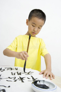 写中国书法的孩子