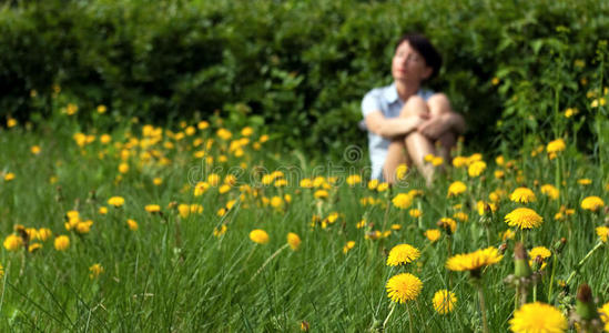 女孩在夏天放松