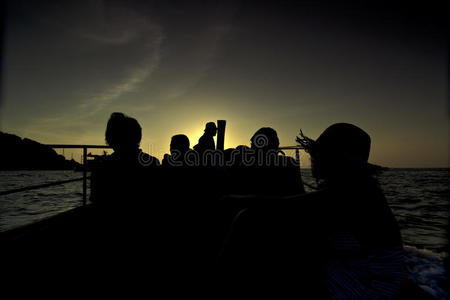 长尾船上的夕阳