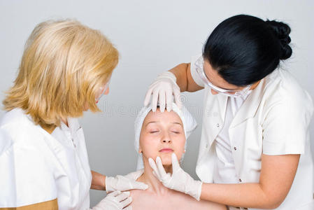 医生检查女性面部皮肤