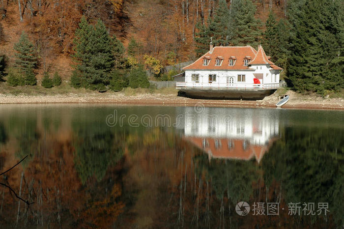 湖边小屋的近景