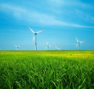 绿地上的风力发电机图片