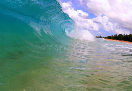 夏威夷热带海滩上的大浪