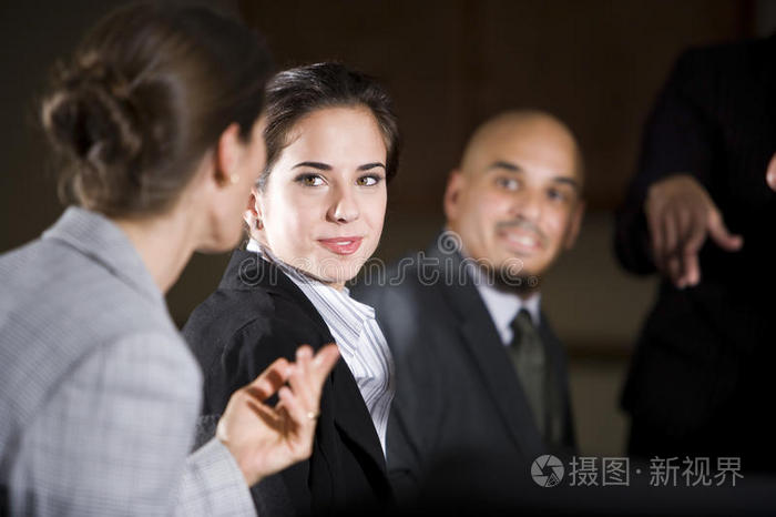 开会时听办公室同事讲话的女人