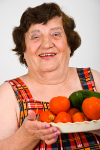 笑奶奶拿着西红柿