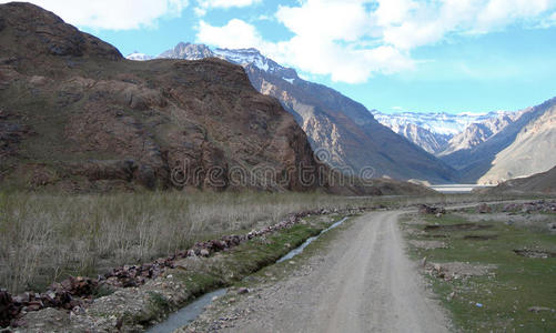 印度喜马拉雅山的公路景观图片